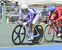 自転車男子ケイリン決勝　残り１周を切り、スパートをかける作新の海老原（左）＝鳥取県倉吉市の倉吉自転車競技場、広瀬華撮影