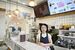 店内のカウンターに立つ軽部さん