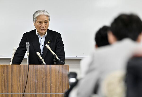 記者を前に6選出馬を表明する福田知事=21日午後8時10分、宇都宮市駒生1丁目