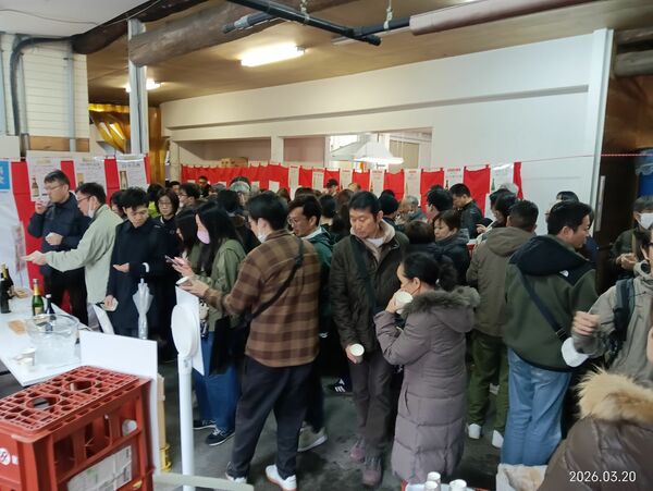 大勢の日本酒ファンが楽しむ試飲コーナー＝３月２０日、佐野市