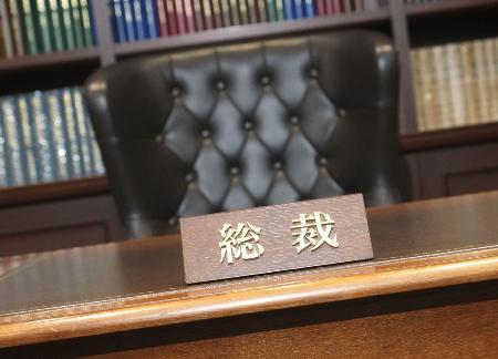 自民党総裁室のいすに座るのは誰か