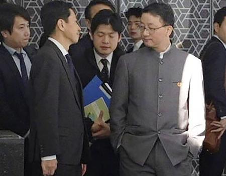 　中国外務省の劉勁松アジア局長（手前右）との協議を終えた日本外務省の金井正彰アジア大洋州局長（同左）＝11月18日、北京（共同）