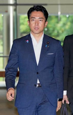 　首相官邸を出る小泉農相＝１０日午後