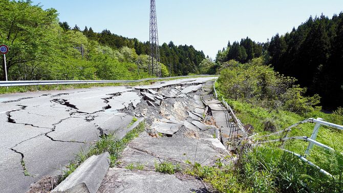 地面がひび割れ崩れた道路。七尾市能登島無関町（同日撮影）