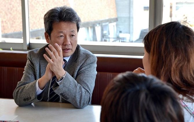 星玲奈さん（右）から父親のように慕われる中野謙作さん（左）。困りごとがあると一緒に解決策を考える＝４月上旬