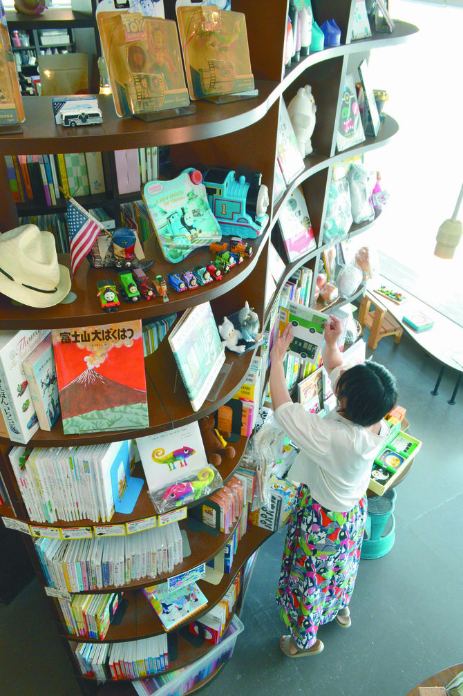 さまざまな絵本と出合える「BOOK FOREST 森百貨店」