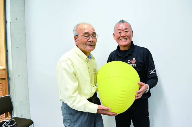 佐野市スポーツ推進委員協議会の小野田正一会長（写真左）と出井肇副会長