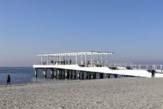 白い砂浜、飛び出たデッキ…千葉に次々誕生