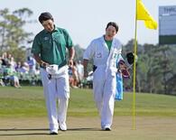 松山２９位、ヤング首位に並ぶ