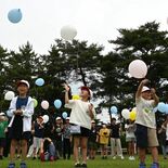 風船200個、空へ　バルーンリリースで節目祝う　上三川・坂上小