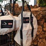 エアバッグ生地、薪バッグに変身　ワイルドワンと廃車王がコラボ