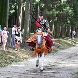 弓の名手“与一”の妙技披露　伝統の流鏑馬、例大祭で奉納　大田原・那須神社