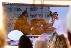 真珠湾で献酒、日米の死者悼む