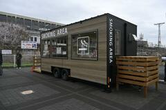 喫煙所はトレーラー