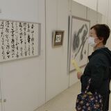 流れるような筆運びや力強い一字書も　ＦＫＤインターパーク店で「栃木の書壇50人展」　30日まで