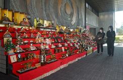 ひな人形など38会場に展示