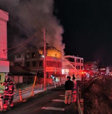 身元不明の遺体が見つかった民家の火災現場＝11日午後９時40分、宇都宮市東塙田１丁目