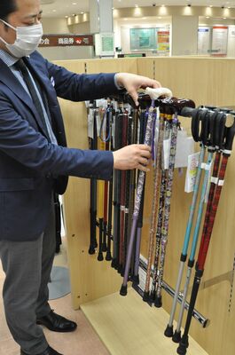 伸縮タイプのステッキを紹介する一ツ木さん