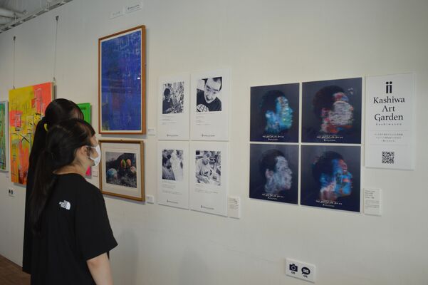 中島さんが手がけた写真作品などが並ぶ会場