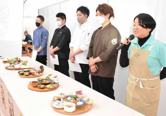 参加者に新年度版なすべんをＰＲする飲食店関係者ら