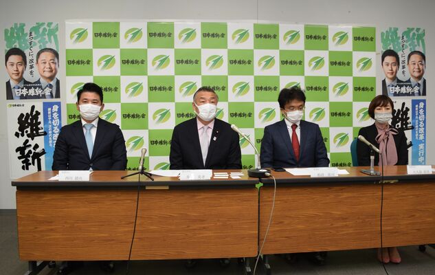 維新の県総支部設立を発表する井上会長（左から２人目）ら＝18日午後、県庁記者クラブ