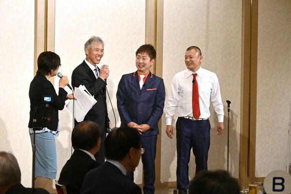 県産銘柄牛の魅力を発信する県内の生産者（左から２人目）とＵ字工事の２人＝16日午後、東京都