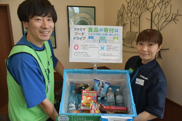 ファミリーマートに設置された回収ボックスに寄せられた食料品