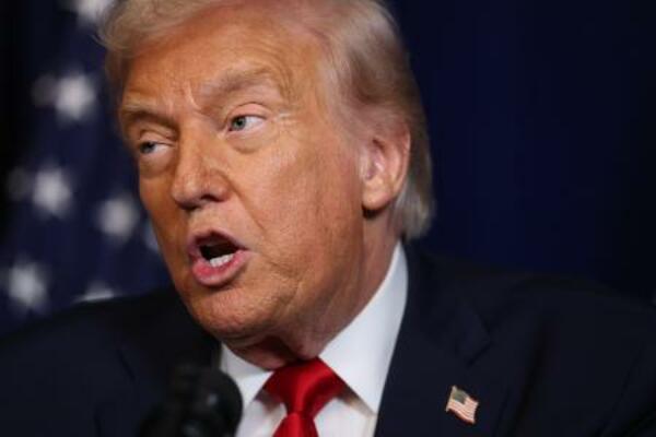 　記者会見するトランプ米大統領＝１２月２９日、米南部フロリダ州（ゲッティ＝共同）