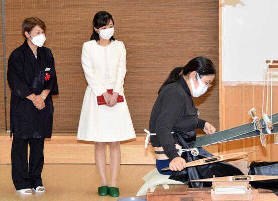 地機織の説明を聞く秋篠宮家の次女佳子さま＝30日午後３時40分、小山市の県産業技術センター紬織物技術支援センター（代表撮影）
