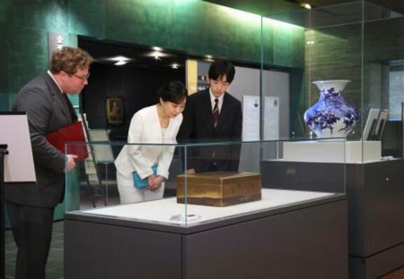 　「日本・ベルギー修好１６０周年記念―美と知の交流の軌跡」を鑑賞される佳子さまと悠仁さま＝２３日午前、東京都渋谷区の国学院大博物館（代表撮影）