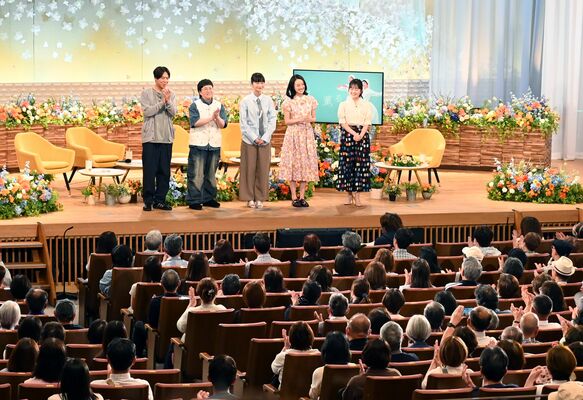 那須町民文化センターで開かれたトークイベント＝16日午後、同町寺子乙