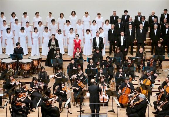 管弦楽の旋律とともに歌声を響かせる出演者たち＝17日午後４時20分、足利市朝倉町
