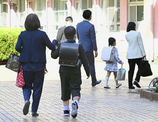 　小学校の入学式に向かう新１年生ら