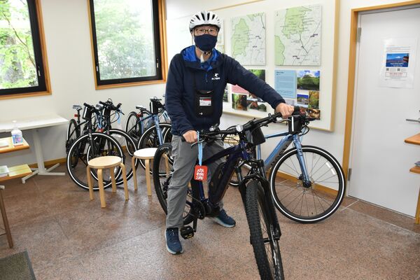 導入したＥバイクにまたがる森田さん