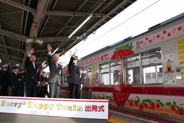 大きなイチゴが描かれた電車「ベリーベリーハッピートレイン」＝19日午前、東武宇都宮駅