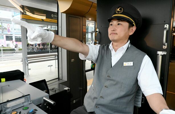 26日の発車式で運転士を務める武井さん＝23日午後、宇都宮市宮みらい