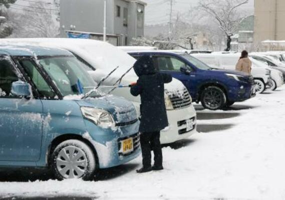 　積雪した石川県輪島市内の駐車場＝１１日午後