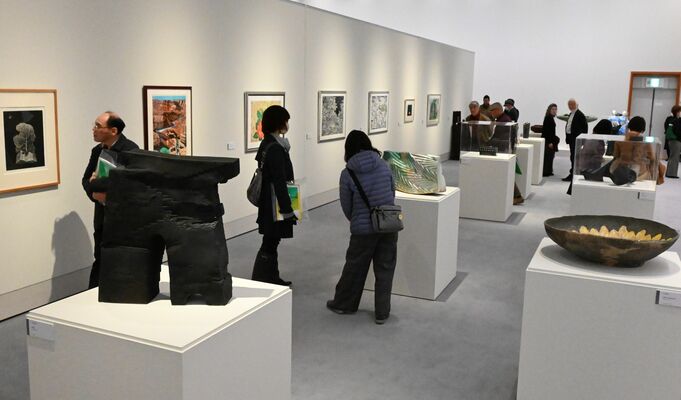 宇都宮市ゆかりの作家の作品が並ぶ会場＝15日午後、宇都宮美術館