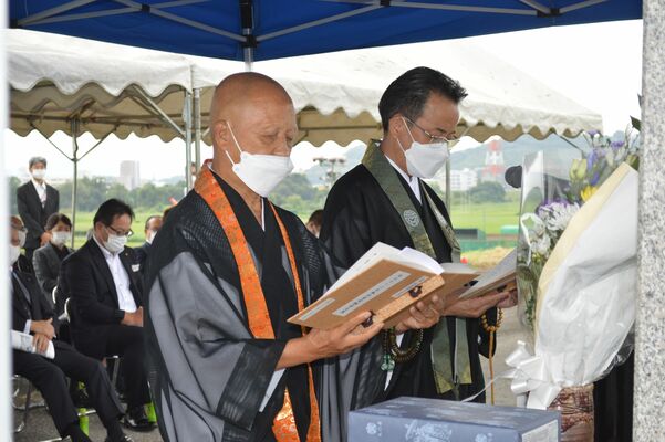慰霊祭で犠牲者の名前などを読み上げる源田住職（手前）ら