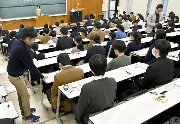 大学入学共通テストに臨む受験生たち＝13日午前９時15分、宇都宮市峰町