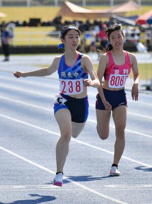 女子100メートルで2連覇した福崎（陽東）。予選では大会新記録の12秒37をマークした＝県総合運動公園第２陸上競技場、鈴木航撮影