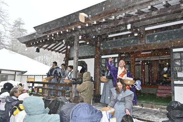 がらまきが行われた温泉寺の節分行事