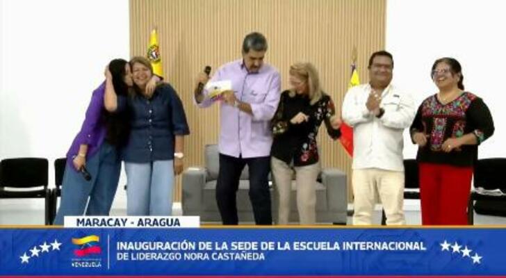 　ベネズエラ北部アラグア州で女性向け教育機関の開所式に参加し、踊りを披露するマドゥロ大統領（中央左）と妻シリア・フロレス氏（同右）＝２０２５年１２月３０日（マドゥロ氏のフェイスブックから、共同）