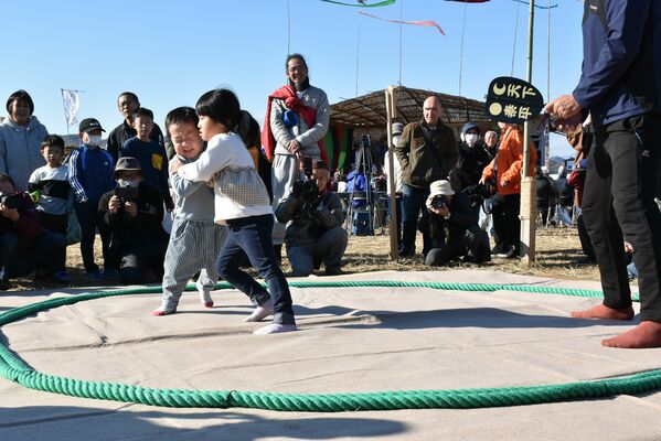 「田んぼ相撲」で熱い取り組みを見せる子どもたち