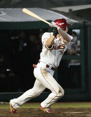 　１１回楽天２死二、三塁、中島が左前にサヨナラ打を放つ＝楽天モバイルパーク