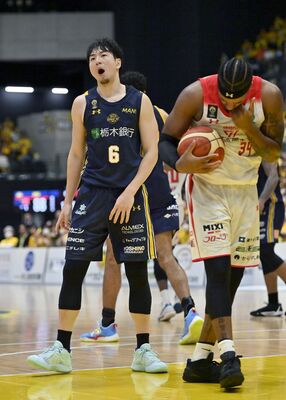 再延長でファールアウトとなり、ぼう然とするブレックスの比江島＝日環アリーナ栃木