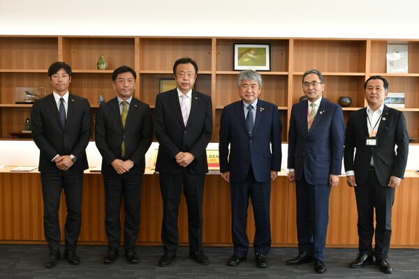 シーズンの報告に訪れた栃木ゴールデンブレーブスの関係者（左から３人）ら
