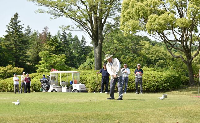 思い思いにプレーを楽しむ会員ら