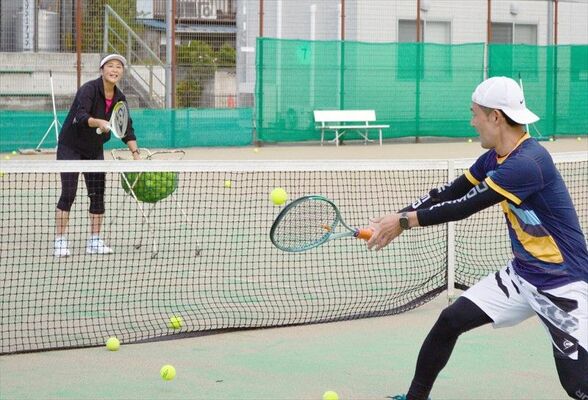 沢松さんの指導で練習に励む参加者