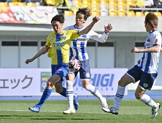 前半25分、栃木ＳＣのＦＷ矢野（左）が相手と激しく競り合い、ＰＫを獲得する＝カンセキスタジアムとちぎ